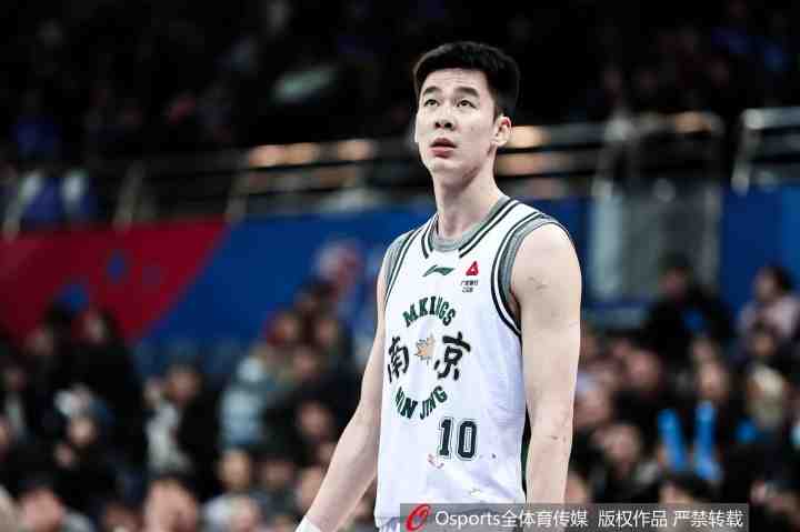 杀伤力超强！郭昊文半场6中3砍下15分3助 罚球10中9！