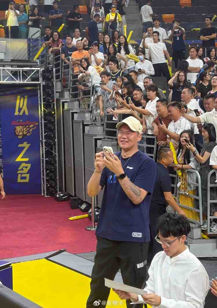 巩晓彬打趣：朱总现在都戴上眼镜了 光拍视频吃得腮帮子都胖了
